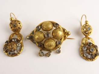 Vente aux enchères Paire de dormeuses et broche assortie en or, ornée de verroteries. Poi