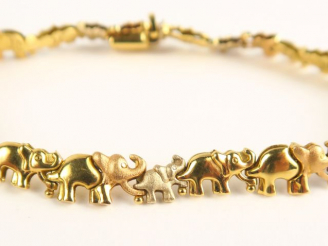 Vente aux enchères Bracelet en or à décor d'éléphants. Poids : 10,7 g