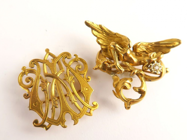 Broche figurant un dragon tenant dans sa gueule un petit diamant. Broc