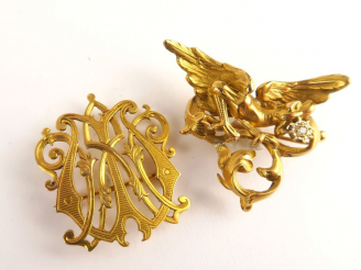 Vente aux enchères Broche figurant un dragon tenant dans sa gueule un petit diamant. Broc