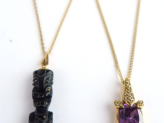 Vente aux enchères  2 chaines en or (6,7 g) et 2 pendentifs fantaisie orné d'une pierre v