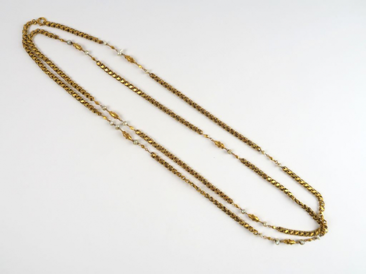 Collier en or et perles. Poids tel : 39,3 g