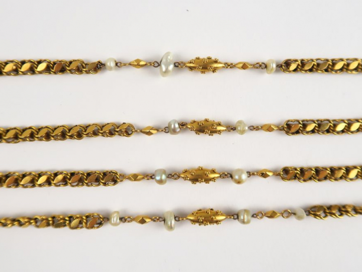 Collier en or et perles. Poids tel : 39,3 g