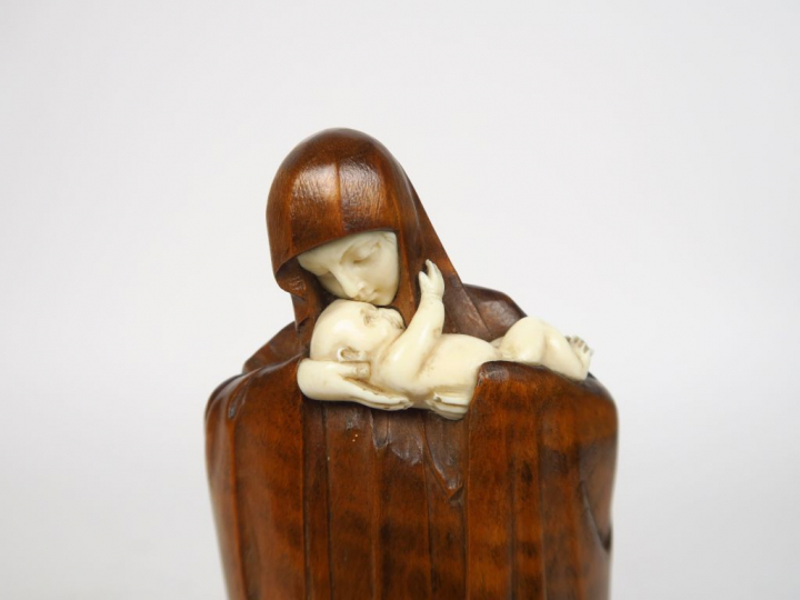HEUVELMANS "Vierge à l'Enfant" Sculpture en bois naturel et ivoire.  S
