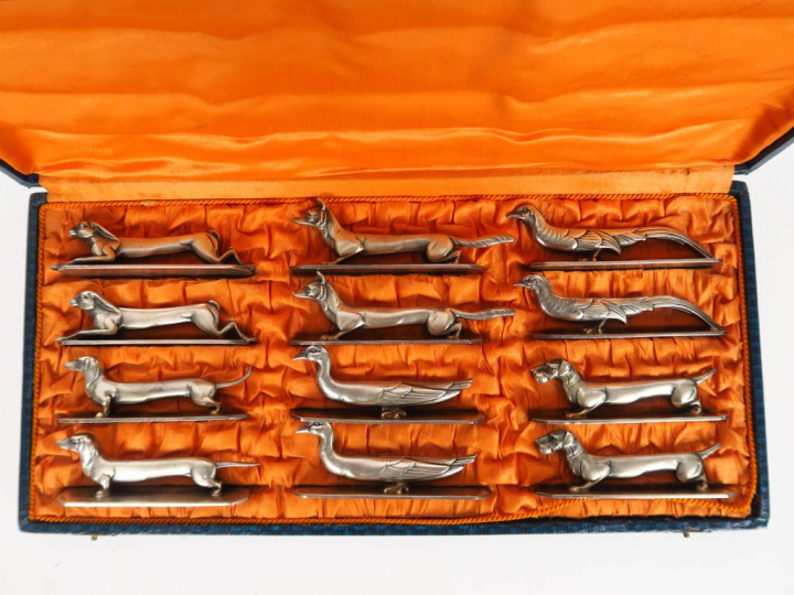 Suite de 12 porte-couteaux de style  Art déco en métal argenté en form