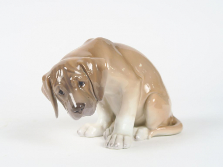 Sujet en porcelaine polychrome de Copenhague. "Chiot" H. 15 cm