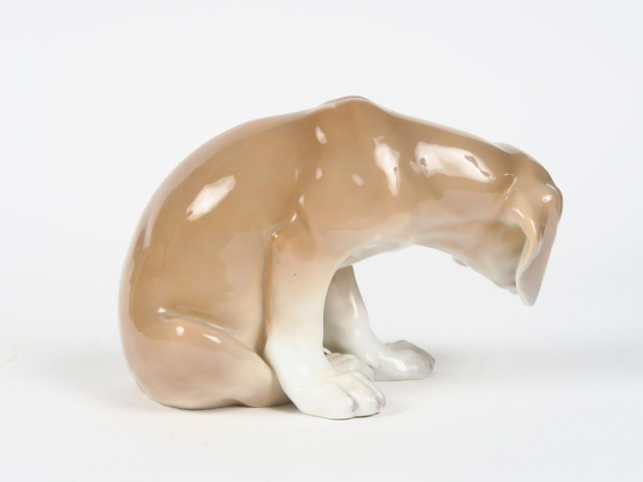 Sujet en porcelaine polychrome de Copenhague. "Chiot" H. 15 cm