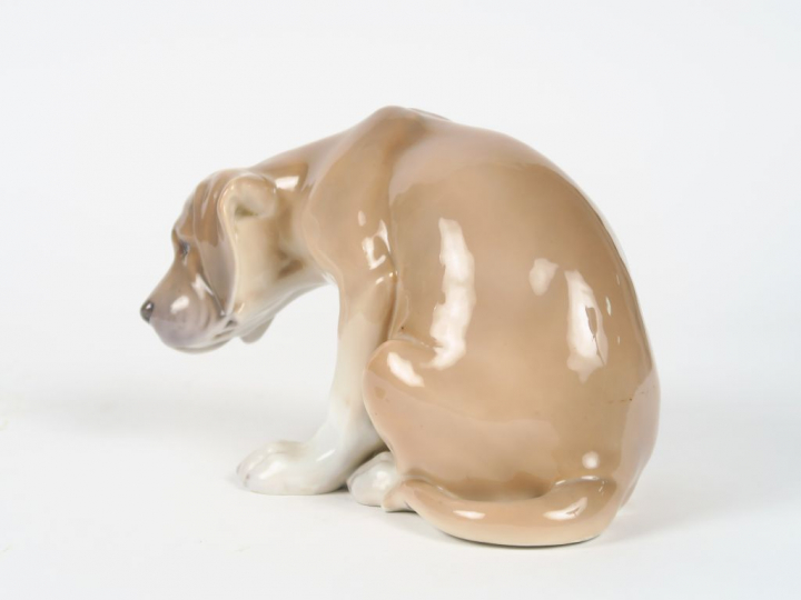 Sujet en porcelaine polychrome de Copenhague. "Chiot" H. 15 cm