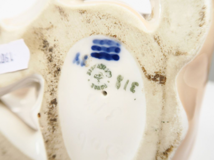 Sujet en porcelaine polychrome de Copenhague. "Chiot" H. 15 cm