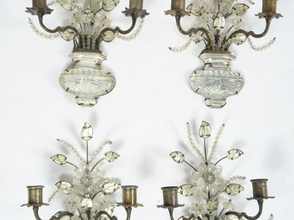BAGUES.  Suite de quatre appliques doubles à décor de vase de fleurs. 