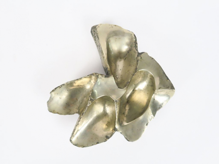 Alicia PENALBA "Composition" Sculpture en bronze argenté.  Signée et n