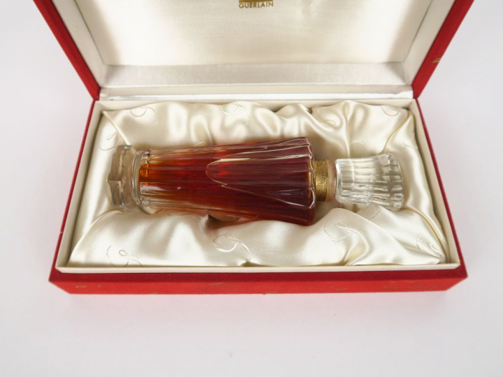 GUERLAIN. "Atuana"  Flacon de parfum, dans son coffret et dans sa boit