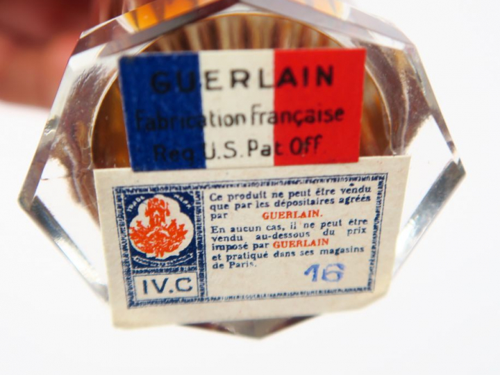 GUERLAIN. "Atuana"  Flacon de parfum, dans son coffret et dans sa boit