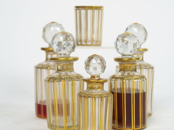 Garniture de toilette en cristal, à décor de liserés dorés et d’étoile