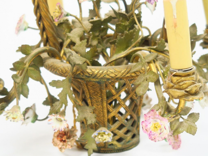 Lustre et quatre appliques assorties en bronze et émail polychrome en 