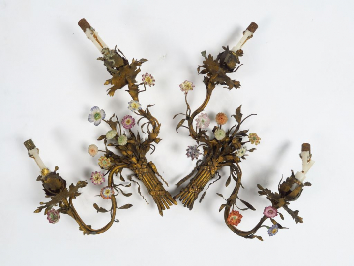 Lustre et quatre appliques assorties en bronze et émail polychrome en 