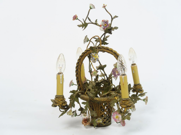 Lustre et quatre appliques assorties en bronze et émail polychrome en 
