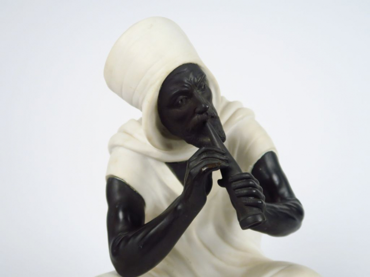 PUGI. "Le charmeur de serpent" Sculpture en marbre et bronze.  Socle e