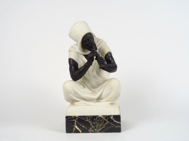 PUGI. "Le charmeur de serpent" Sculpture en marbre et bronze.  Socle e