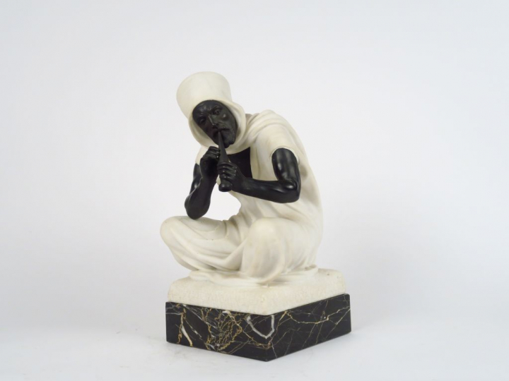 PUGI. "Le charmeur de serpent" Sculpture en marbre et bronze.  Socle e