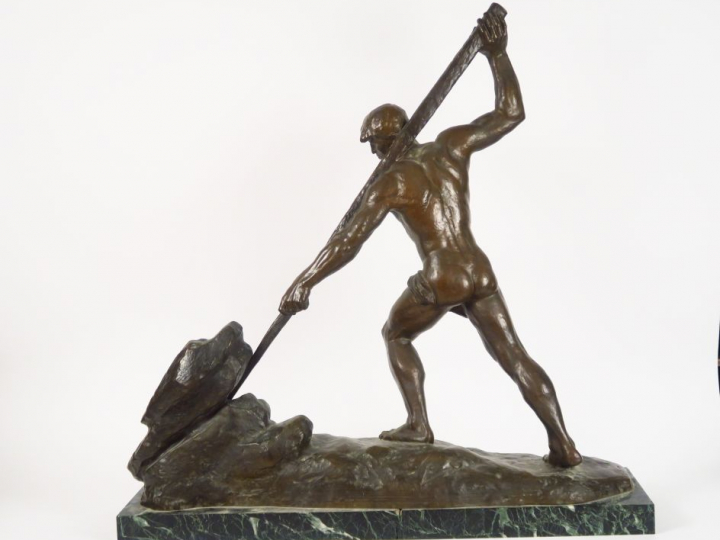 G. GORY "Le travail" Sculpture en bronze à patine brune.  Signée.  H. 