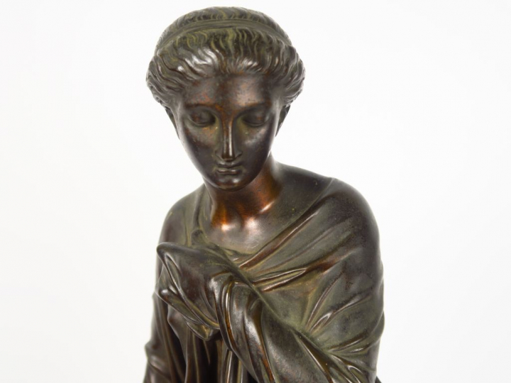 AIZELIN "Jeune femme à l'antique" Sculpture en bronze à patine brune s