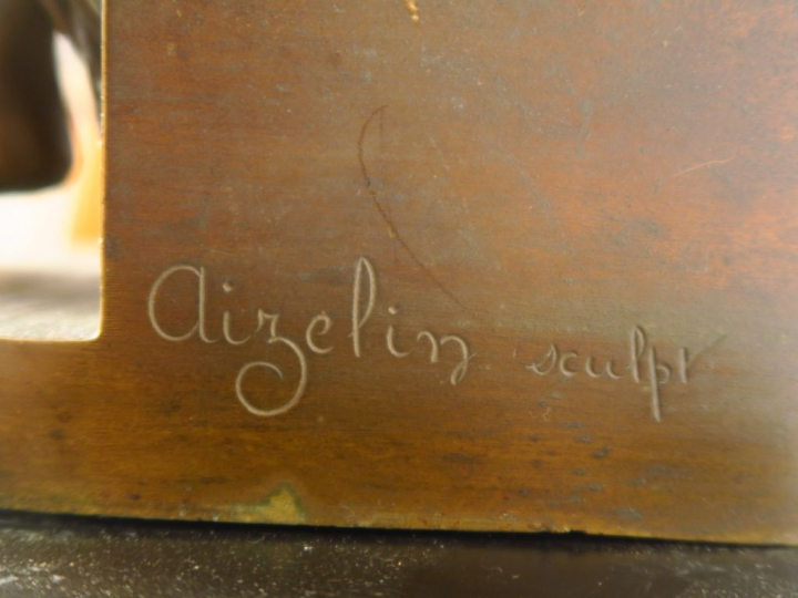 AIZELIN "Jeune femme à l'antique" Sculpture en bronze à patine brune s