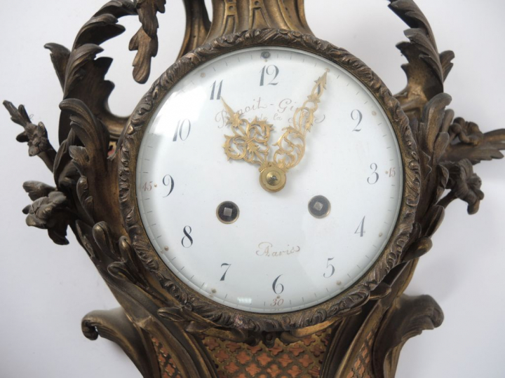 Cartel d’applique de style rocaille en bronze doré, cadran émaillé sig