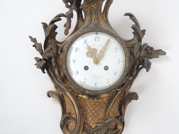 Cartel d’applique de style rocaille en bronze doré, cadran émaillé sig