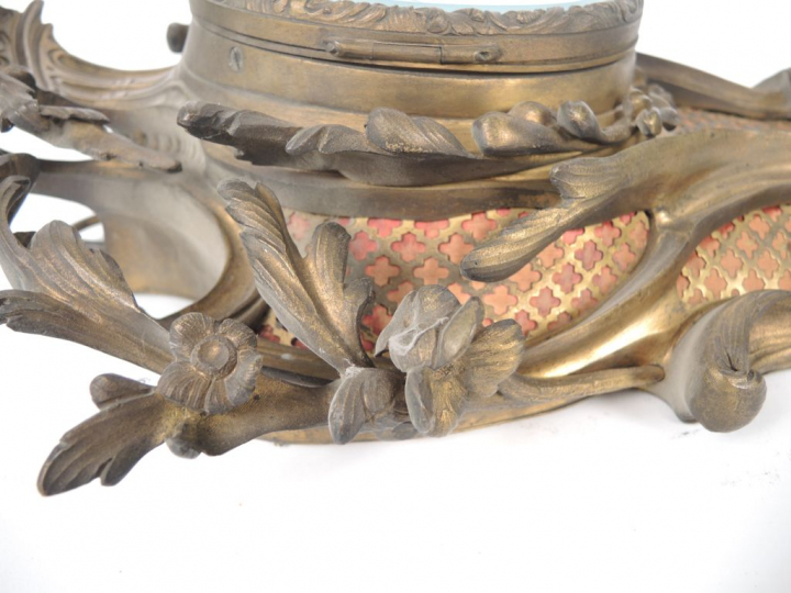 Cartel d’applique de style rocaille en bronze doré, cadran émaillé sig