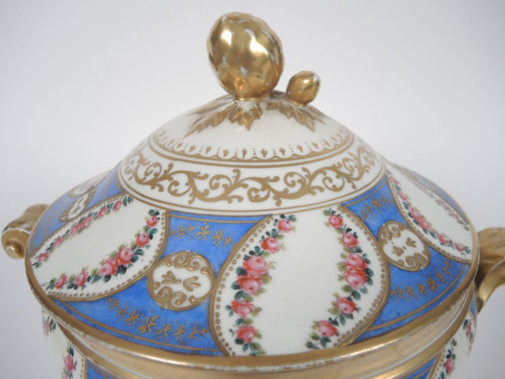 Soupière en porcelaine dans le goût de Sèvres, à décor dans des réserv