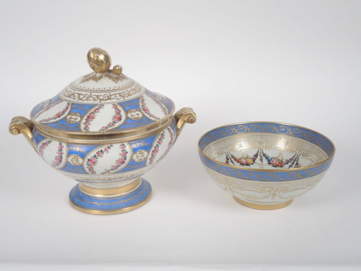 Soupière en porcelaine dans le goût de Sèvres, à décor dans des réserv