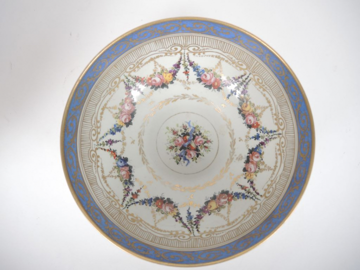 Soupière en porcelaine dans le goût de Sèvres, à décor dans des réserv