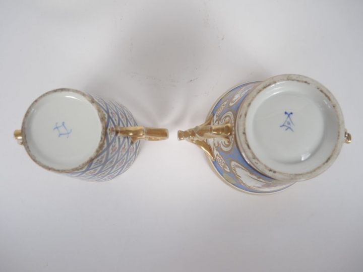 Tasse trembleuse de style Louis XVI en porcelaine dans le goût de Sèvr