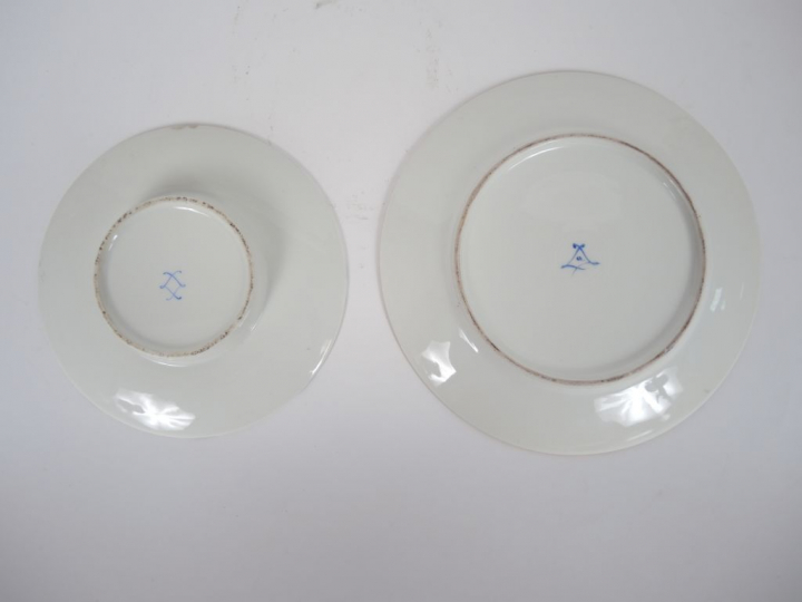 Tasse trembleuse de style Louis XVI en porcelaine dans le goût de Sèvr
