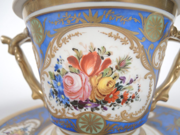Tasse trembleuse de style Louis XVI en porcelaine dans le goût de Sèvr