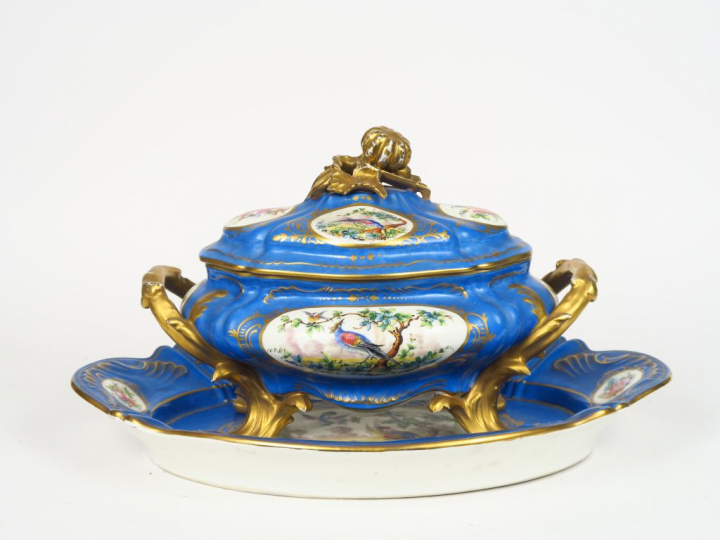 Soupière et son présentoir de style Louis XV en porcelaine dans le goû