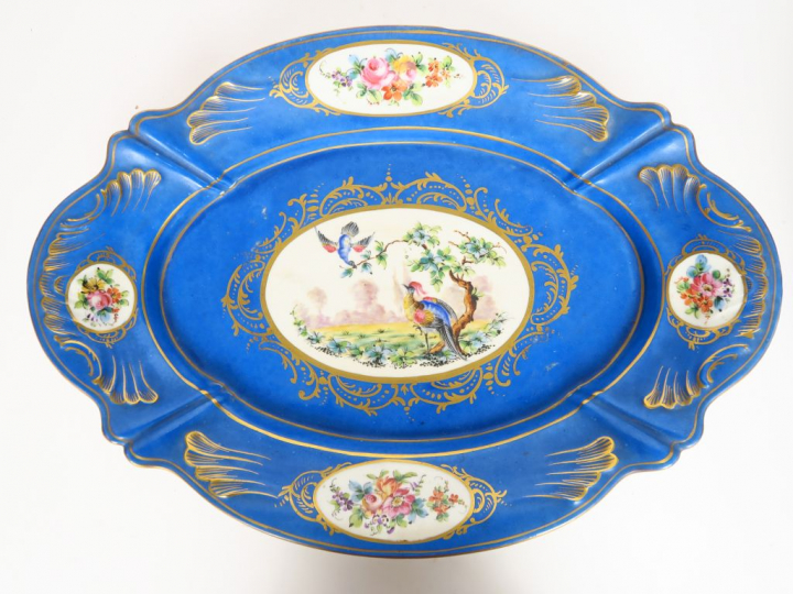 Soupière et son présentoir de style Louis XV en porcelaine dans le goû
