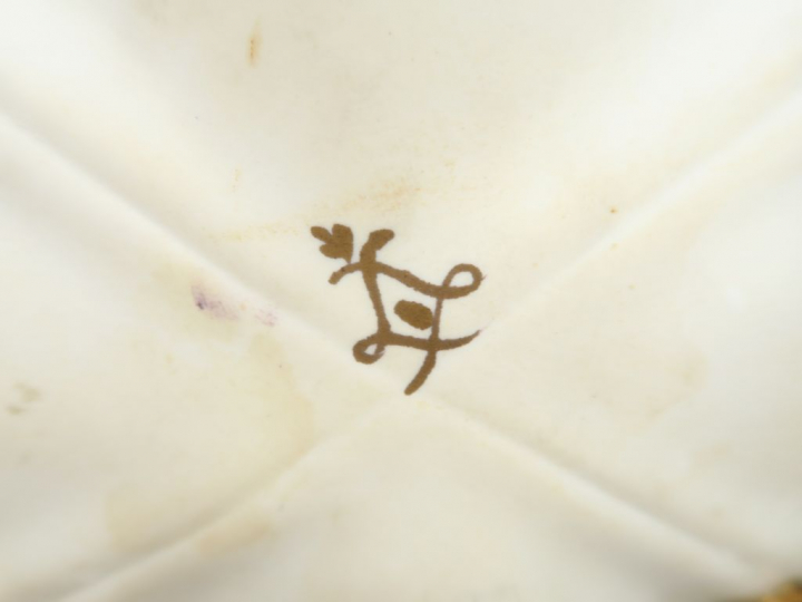 Soupière et son présentoir de style Louis XV en porcelaine dans le goû