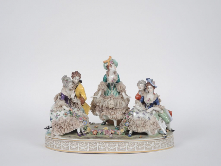 Groupe XIXème en porcelaine polychrome de Saxe "Le colin-maillard". H.
