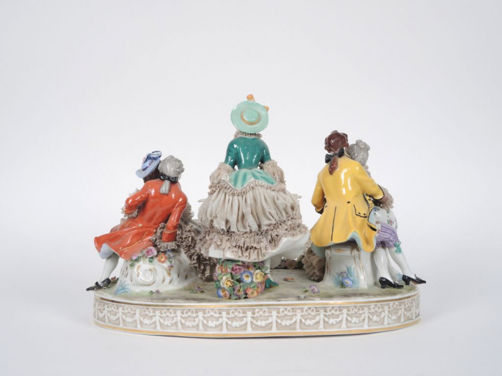Groupe XIXème en porcelaine polychrome de Saxe "Le colin-maillard". H.