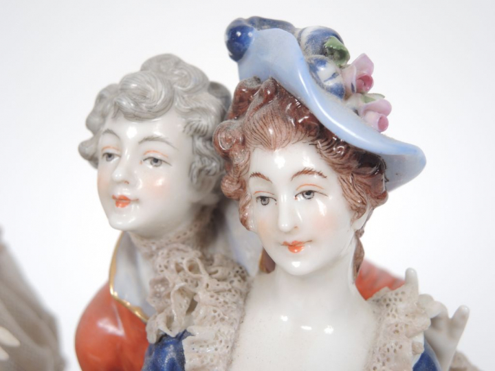 Groupe XIXème en porcelaine polychrome de Saxe "Le colin-maillard". H.