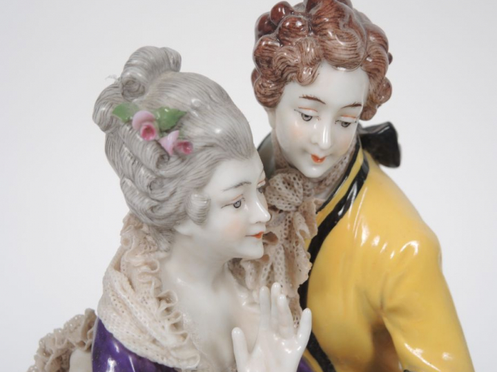 Groupe XIXème en porcelaine polychrome de Saxe "Le colin-maillard". H.