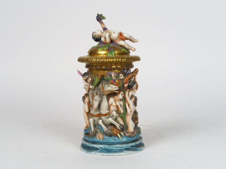 Pot couvert XIXème en porcelaine polychrome de Capodimonte, à décor en