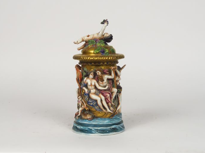 Pot couvert XIXème en porcelaine polychrome de Capodimonte, à décor en