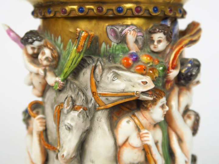 Pot couvert XIXème en porcelaine polychrome de Capodimonte, à décor en
