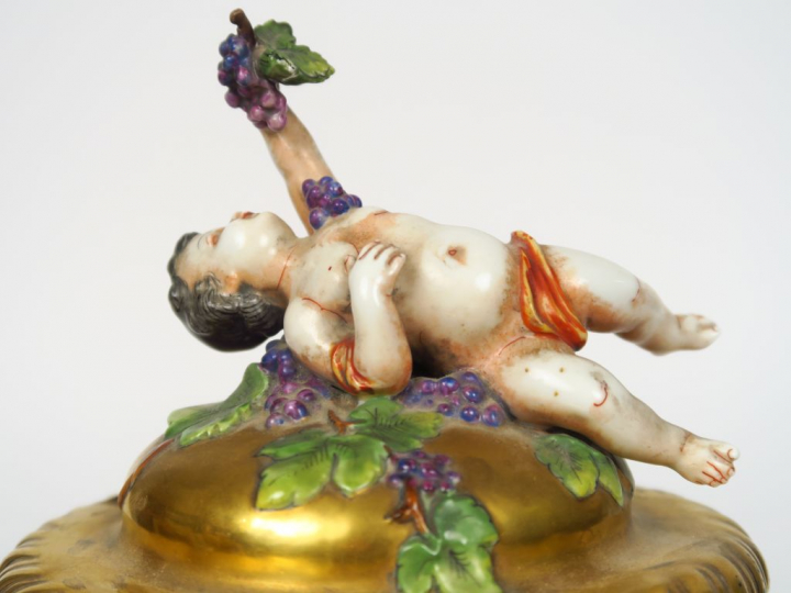 Pot couvert XIXème en porcelaine polychrome de Capodimonte, à décor en