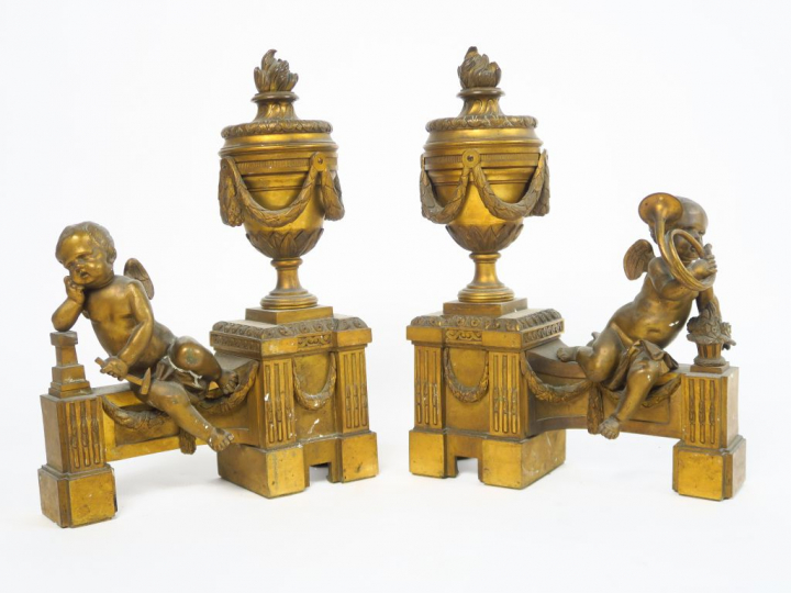 Paire de chenets XIXème de style Louis XVI en bronze doré, à décor d’a
