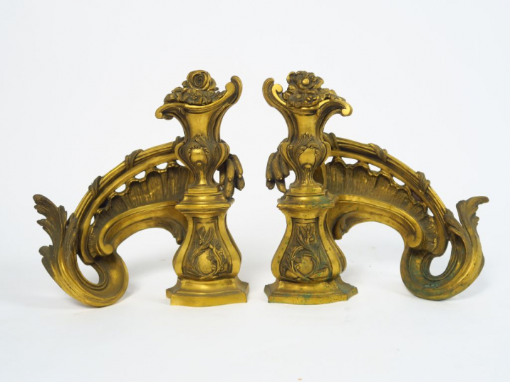 Paire de feux de cheminée de style rocaille en bronze doré, à décor de