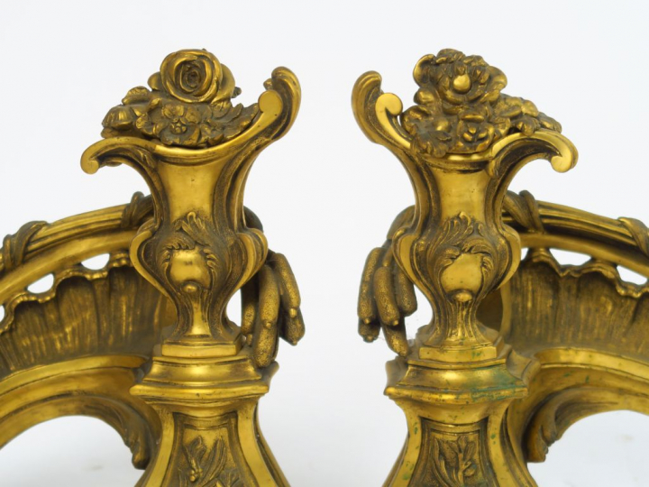 Paire de feux de cheminée de style rocaille en bronze doré, à décor de